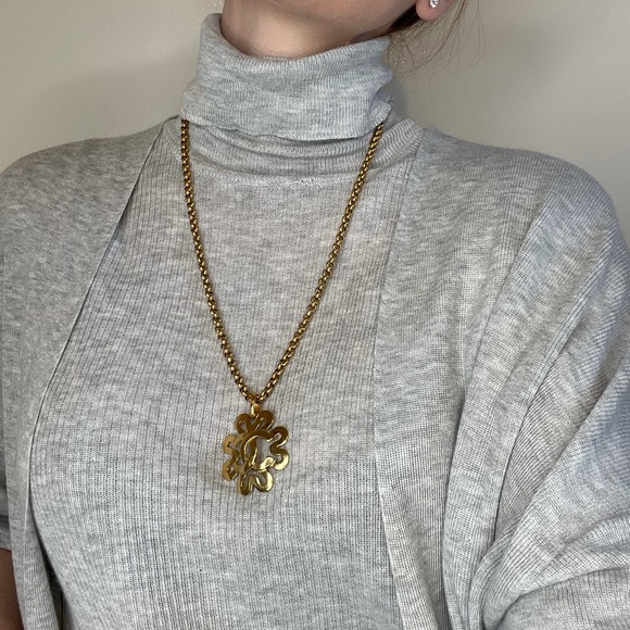 Chanel Vintage 1995 Gold CC Logo Daisy Necklace - Picture 9 of 10